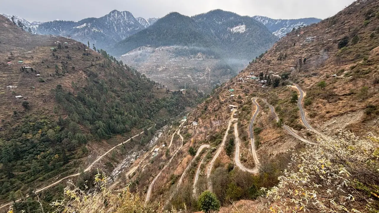 Switchbacks on the way into the valley