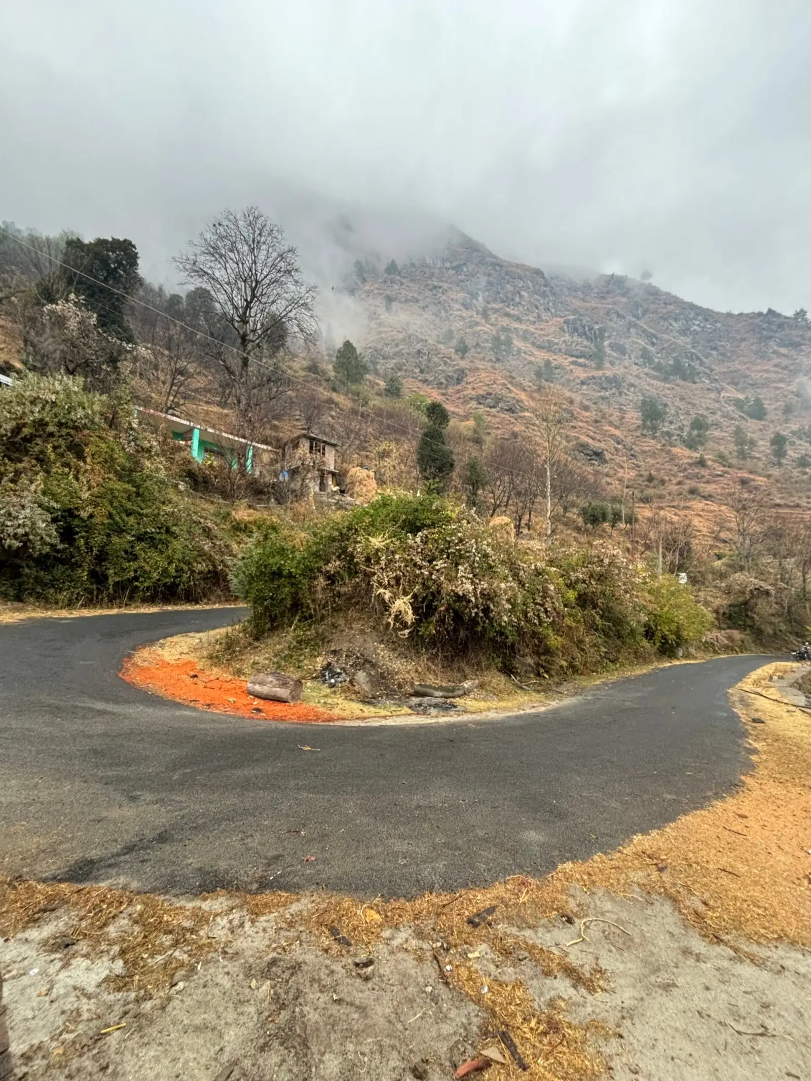 The road up through Tirthan Valley